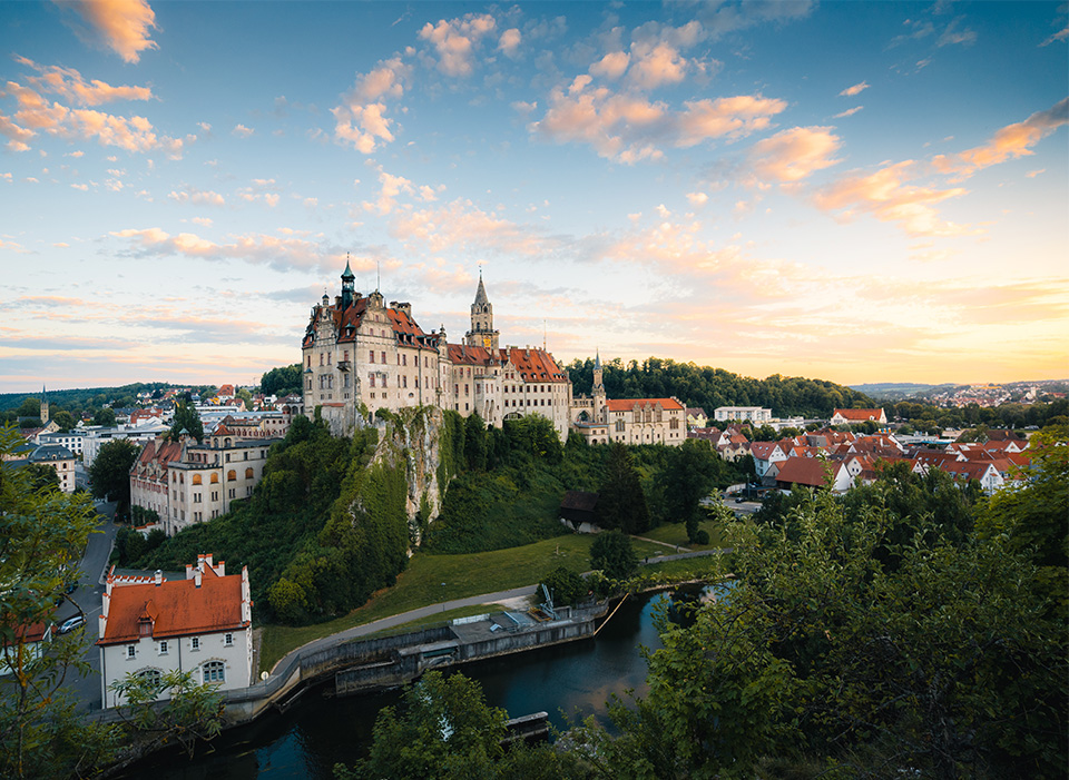 Blick auf das prachtvolle Hohenzollernschloss Sigmaringen, das malerisch über der Donau liegt – ein beliebtes Ausflugsziel der Tourismusstadt Sigmaringen.