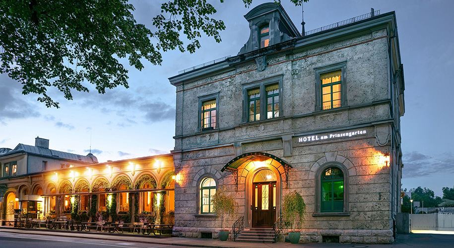 Außenansicht des Hotels „Am Prinzengarten“ in Sigmaringen bei Abendlicht.